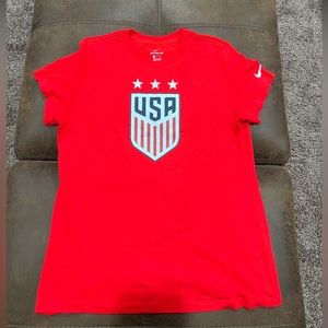 The Nike Tee shirt Red men’s Large shirt sleeve